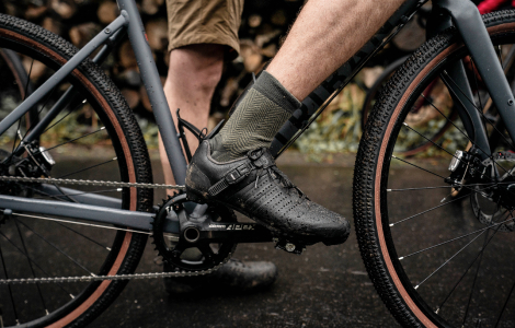 Complementa tu compra con nuestra variedad en zapatillas de ciclismo